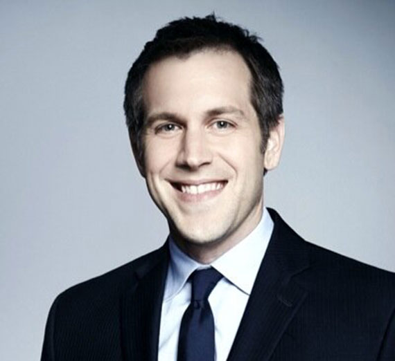 Джорди Джонс позирует с ноутбуком и сыном на коленях.