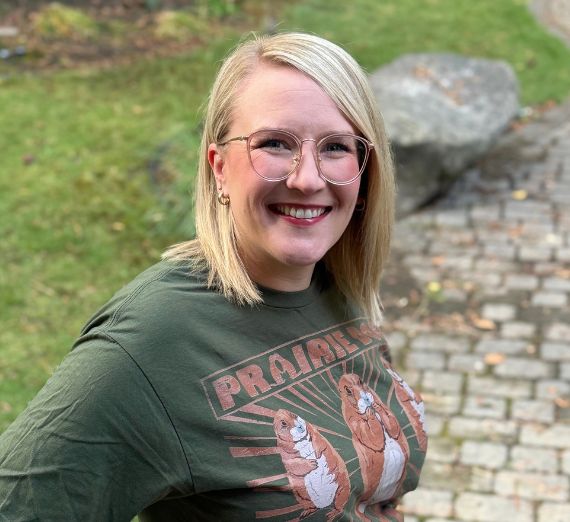 Студентка университета Гонзага Мэдисон Роуз наставляет ученика средней школы